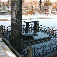 Мемориальный комплекс из гранита "Shanxi Black A" и "Морской зеленый" на кладбище в Казани
